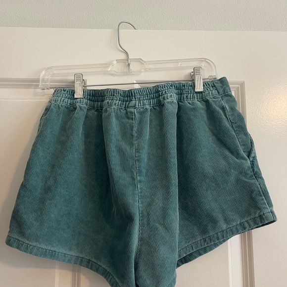 Corduroy shorts with stretchy band in the back - Picture 2 of 2